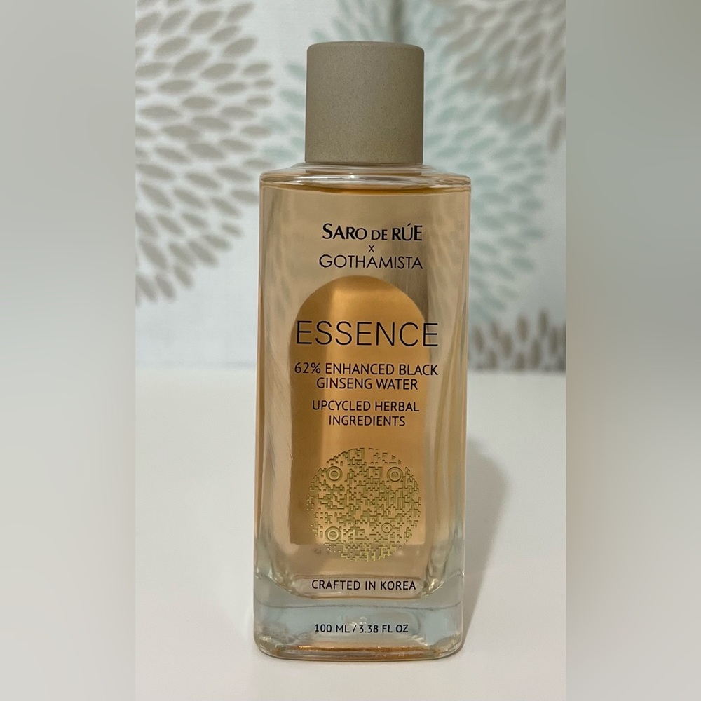 Saro de Rúe X Gothamista Essence